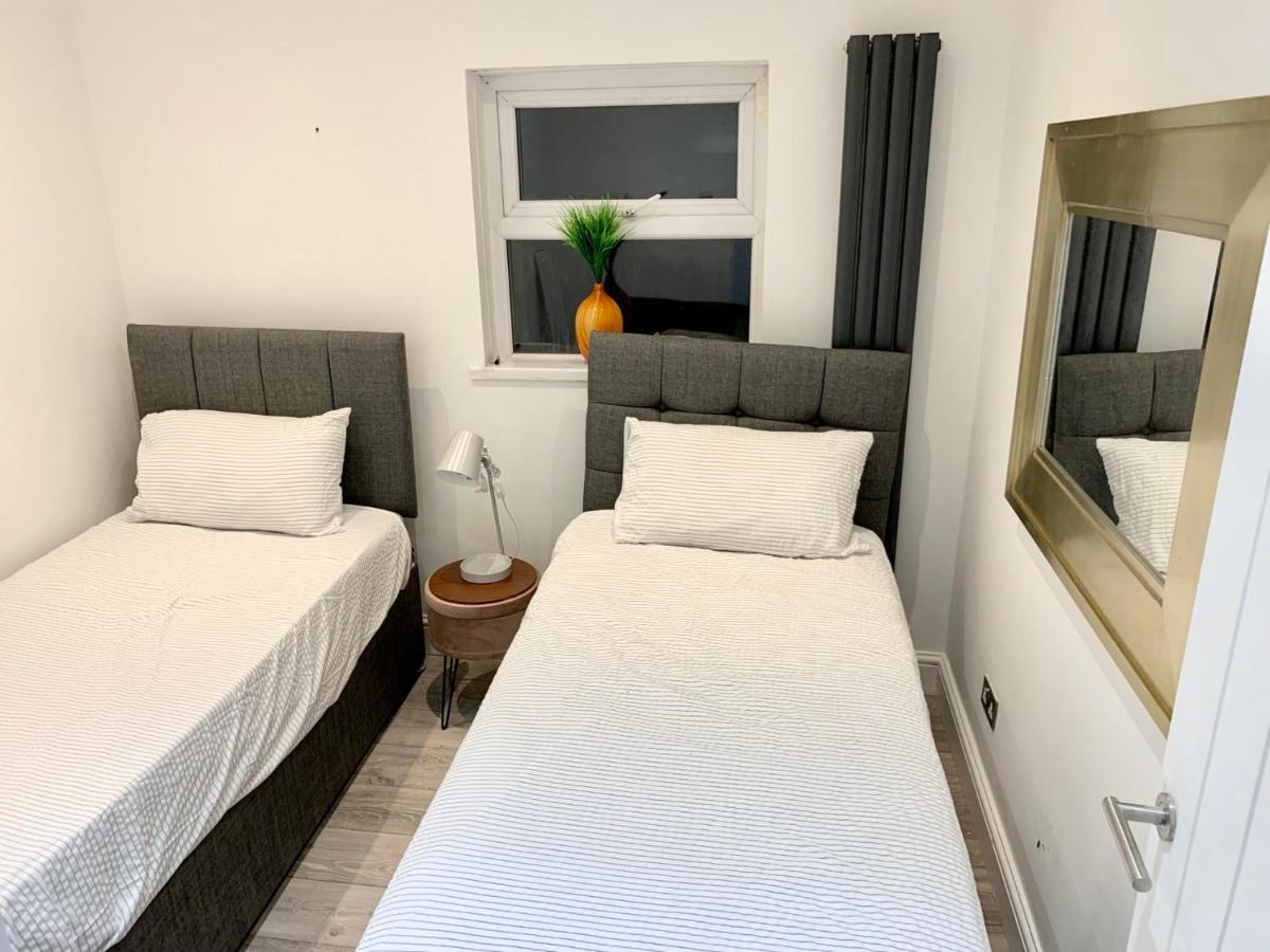 Modern 2 Bedroom Apartment With Private Garden Near Canary Wharf London Exterior photo